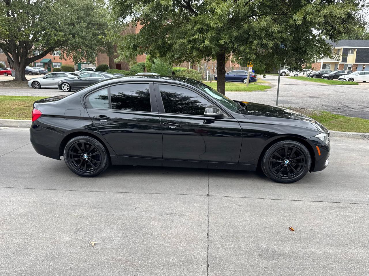 Used 2017 BMW 320i xDrive Sedan AWD/4WD image 3