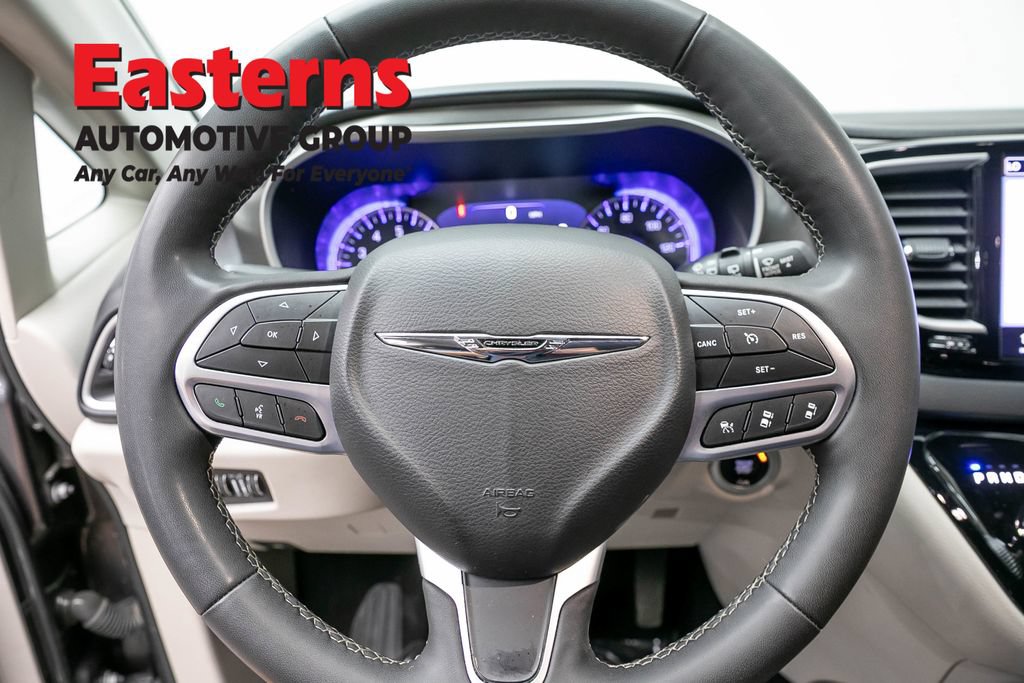 Used 2023 Chrysler Pacifica Touring-L FWD image 10