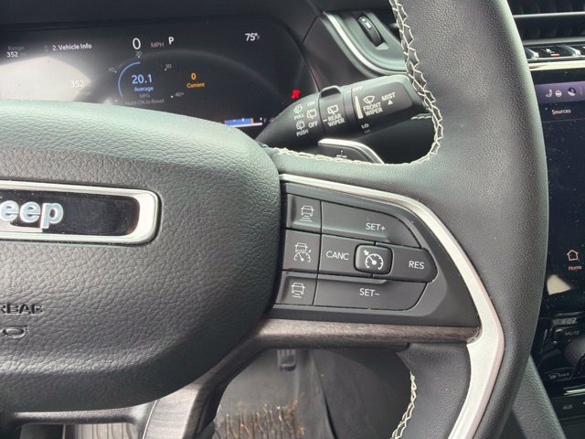 Used 2023 Jeep Grand Cherokee Limited w/ Luxury Tech Group II AWD/4WD image 13