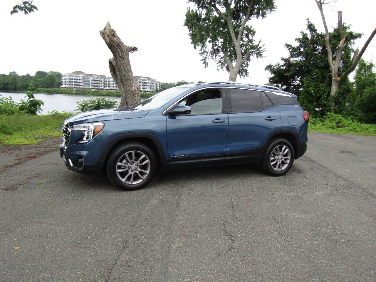 Used 2024 GMC Terrain SLT AWD/4WD image 3