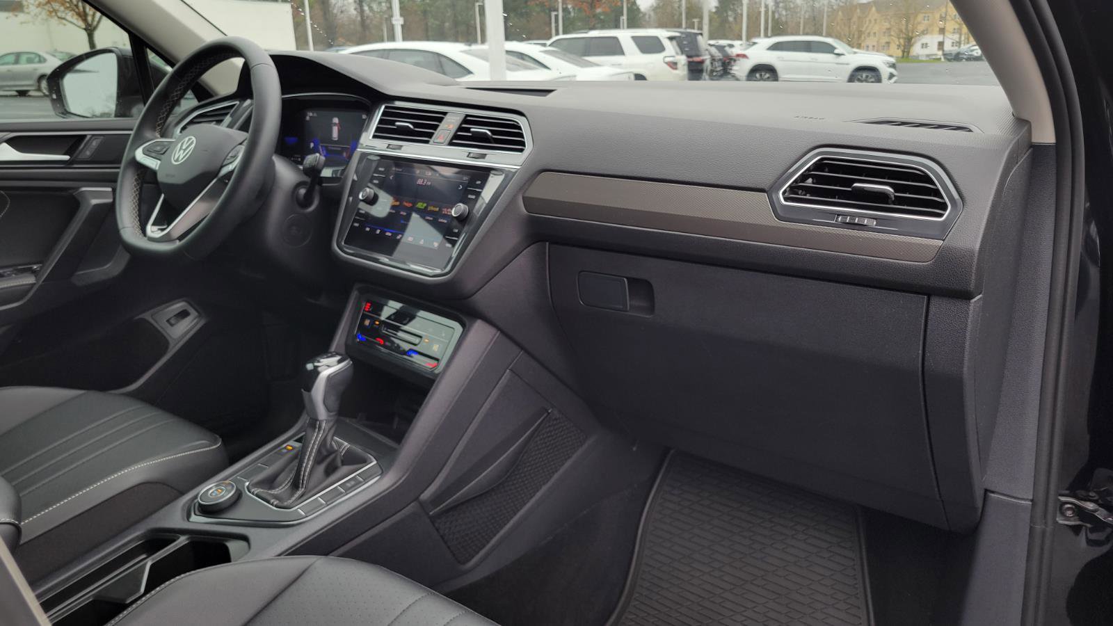 Used 2022 Volkswagen Tiguan SE w/ Panoramic Sunroof Package image 38