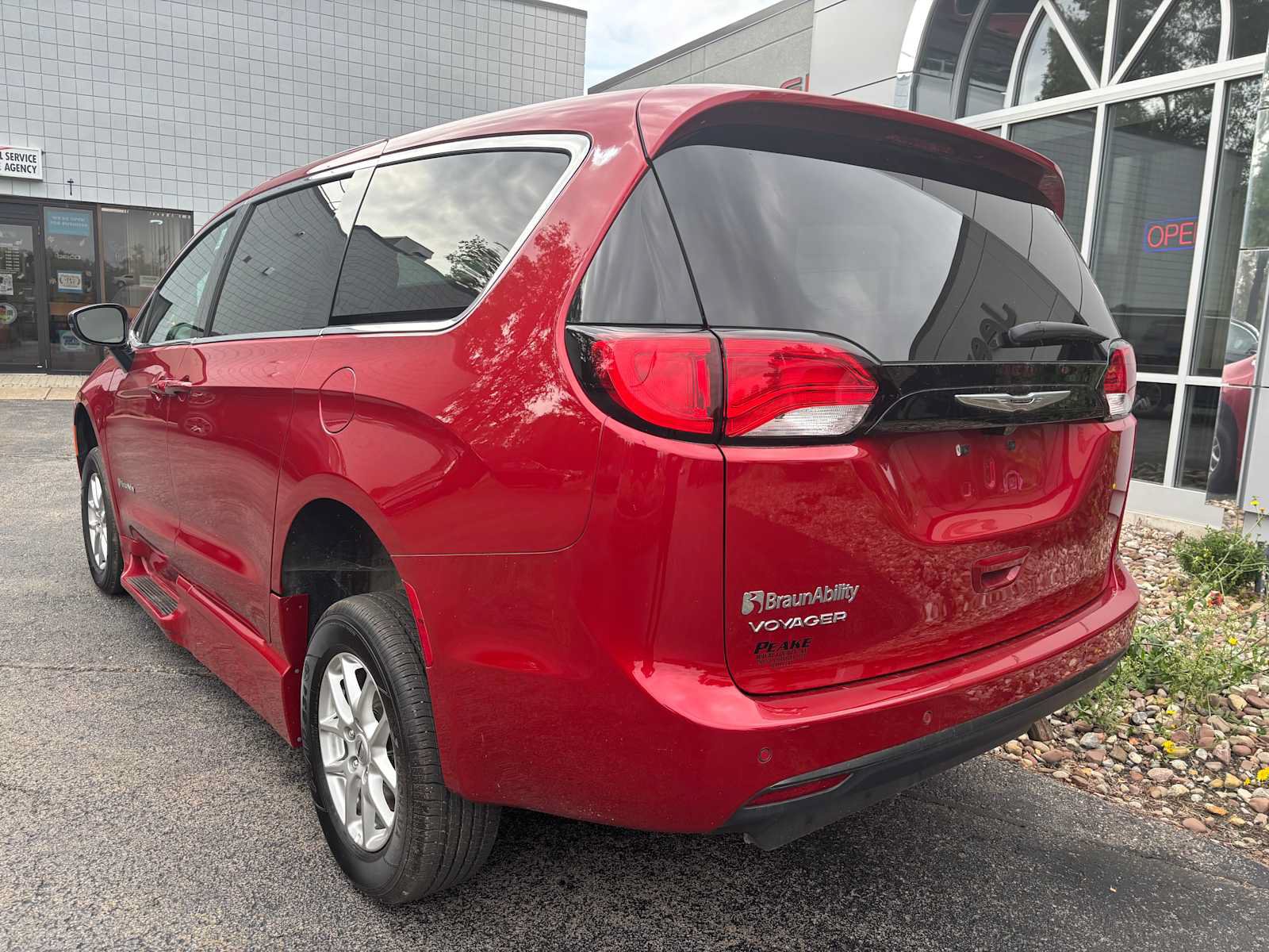 Used 2025 Chrysler Voyager LX FWD image 4