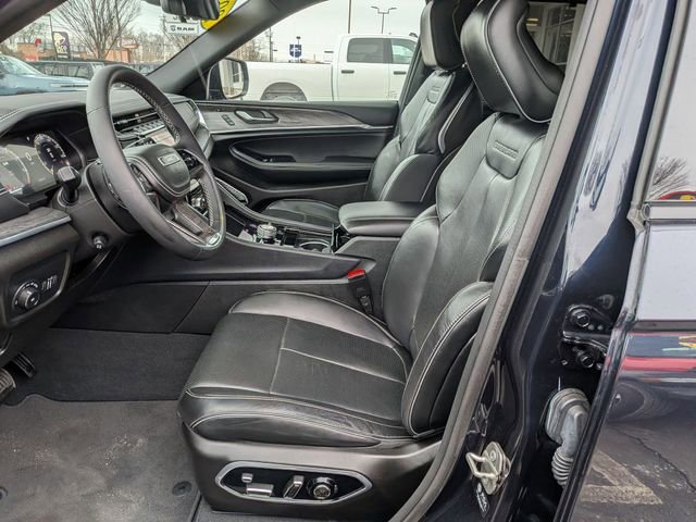 Used 2023 Jeep Grand Cherokee Overland w/ Luxury Tech Group IV AWD/4WD image 8