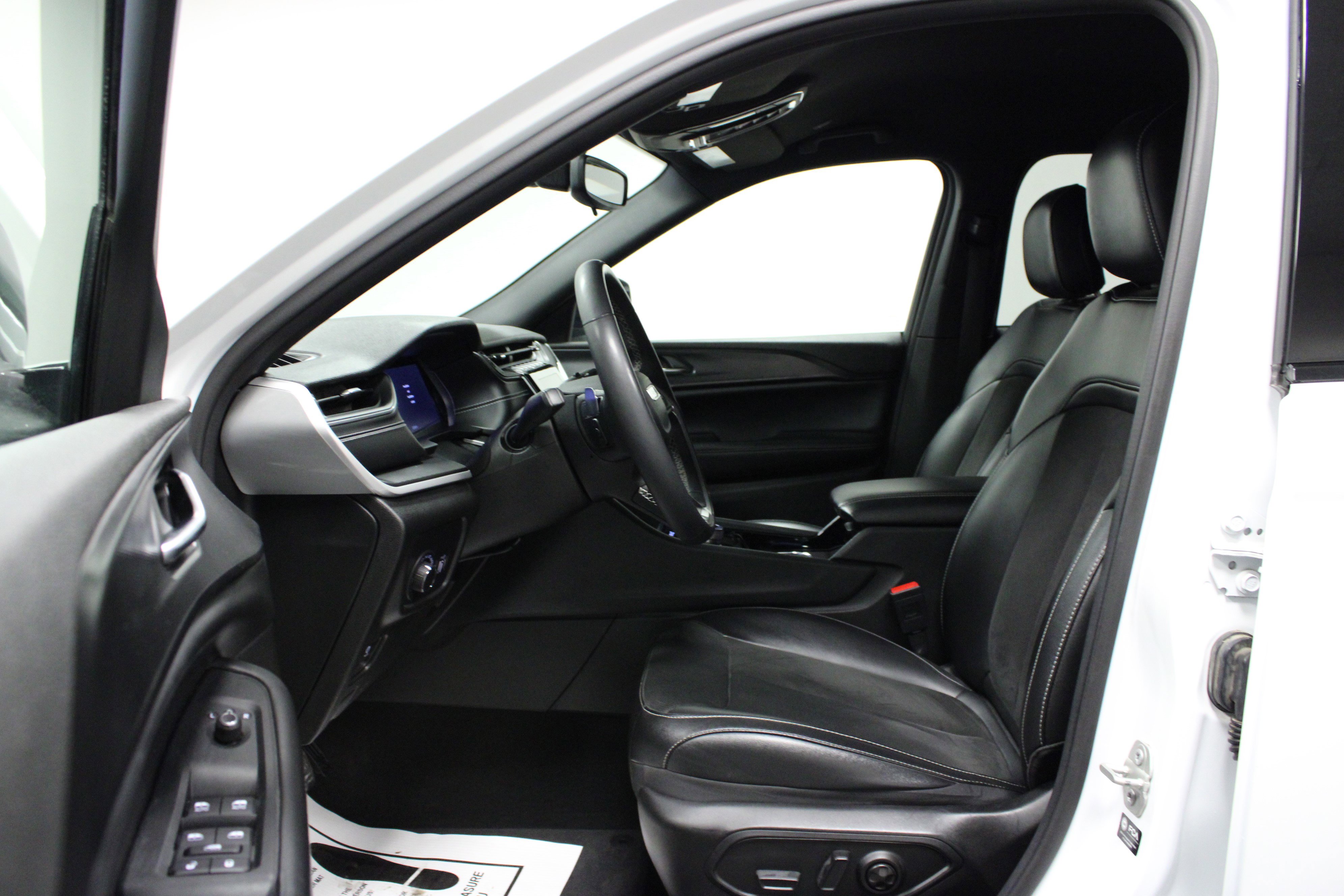 Used 2023 Jeep Grand Cherokee L Laredo image 12