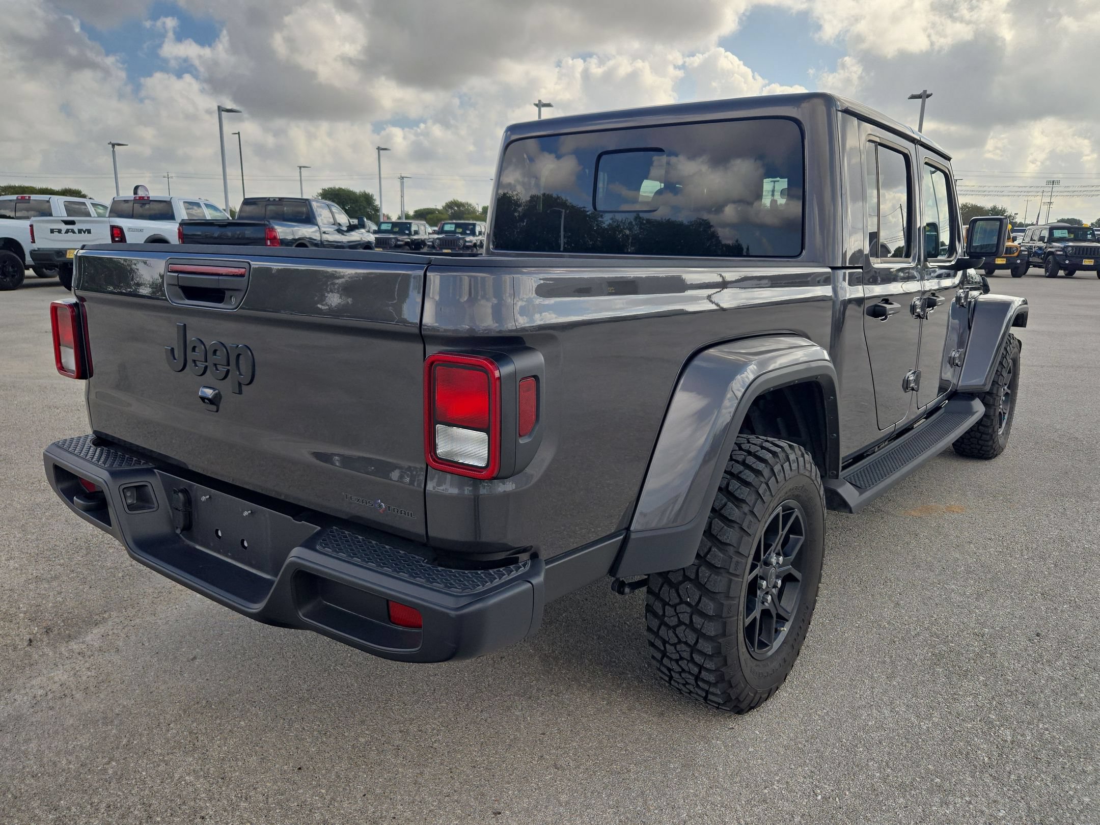 Used 2025 Jeep Gladiator Sport AWD/4WD image 3