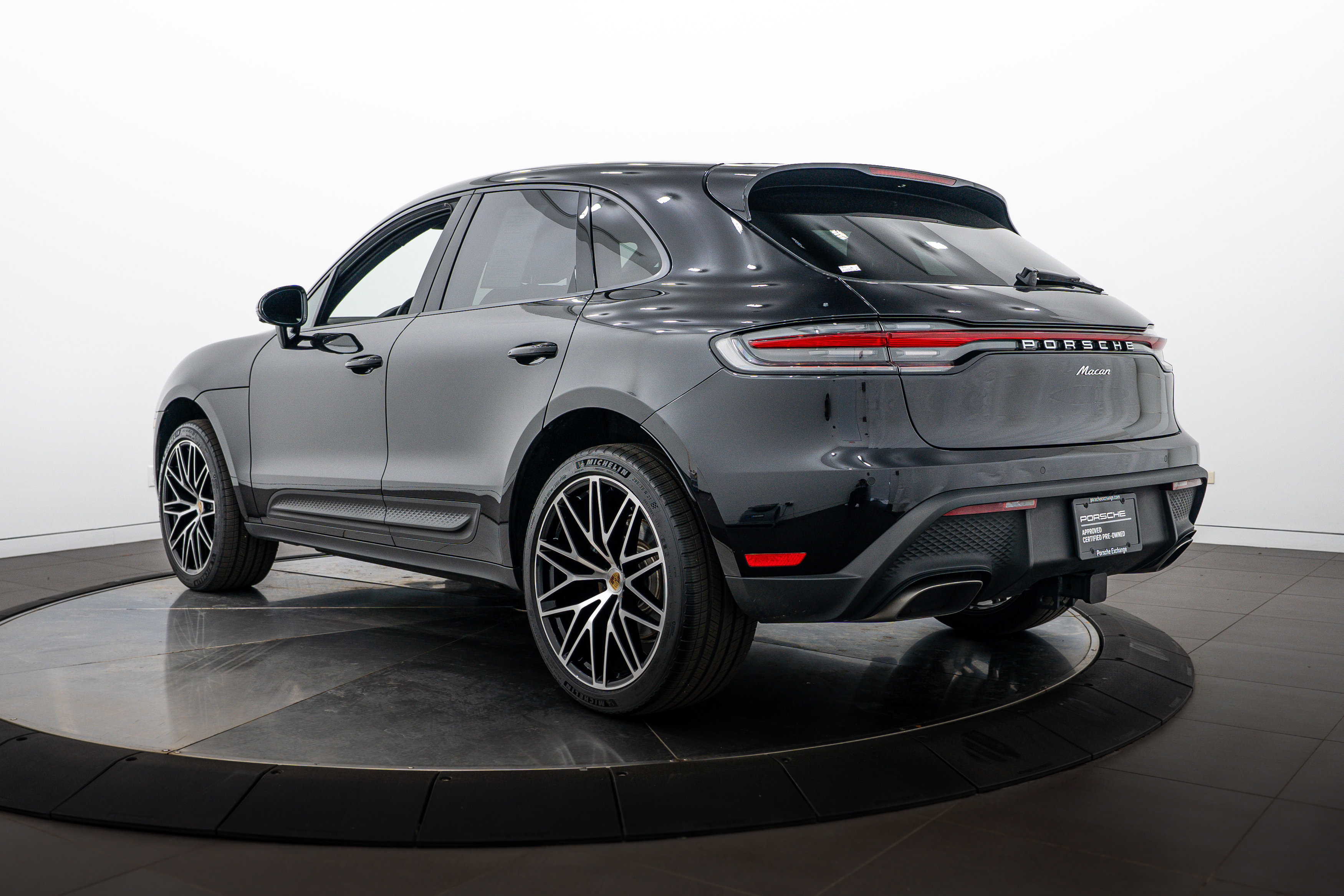 Certified 2026 Porsche Macan AWD/4WD image 3
