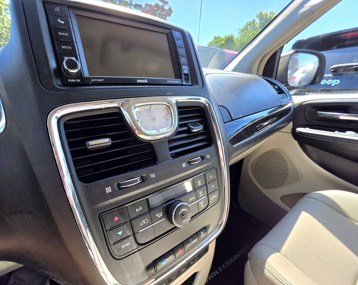 Used 2015 Chrysler Town & Country Touring-L FWD image 14