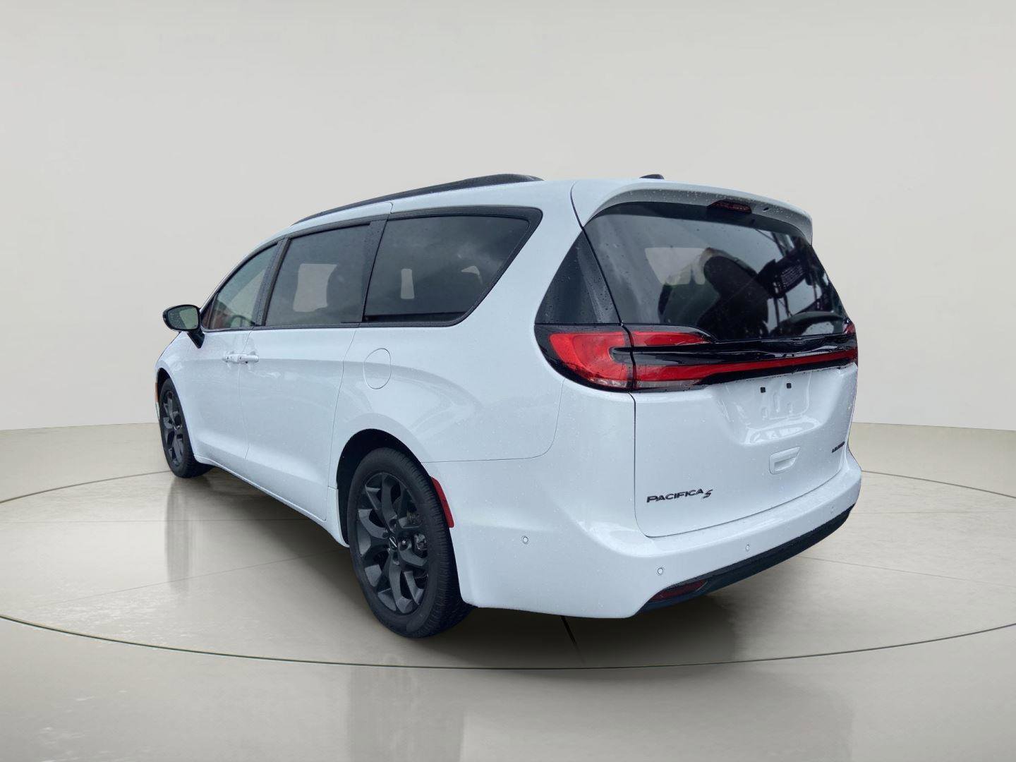 Used 2024 Chrysler Pacifica Limited w/ S Appearance Package FWD image 5