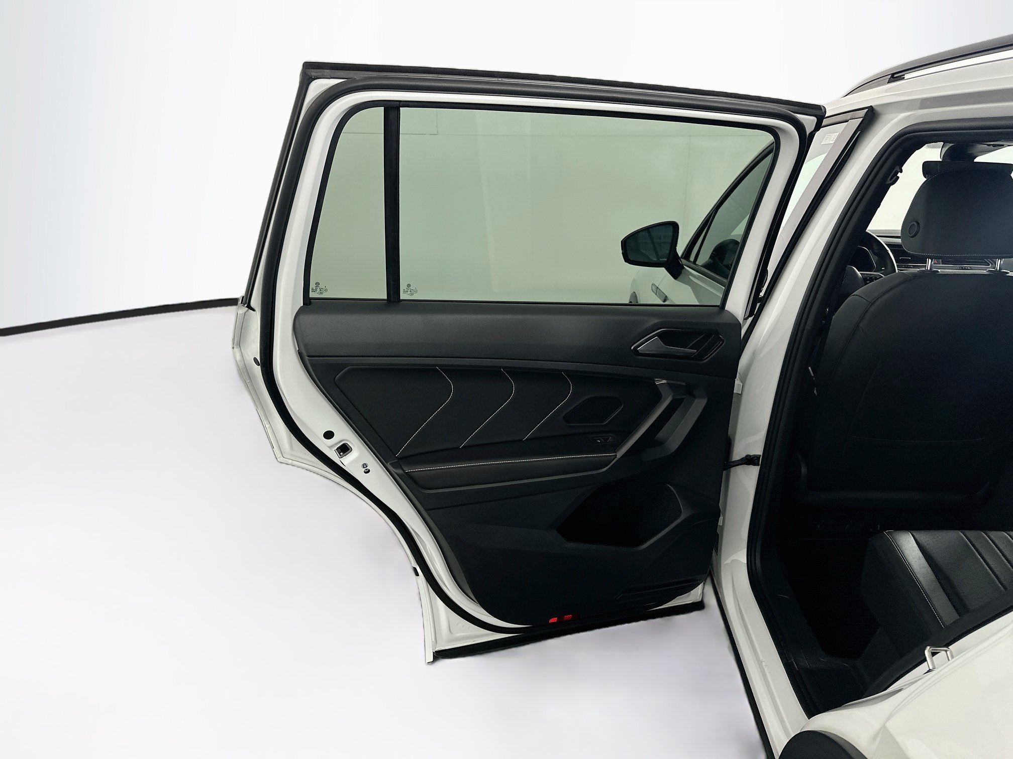 Used 2023 Volkswagen Tiguan SE R-Line FWD image 27