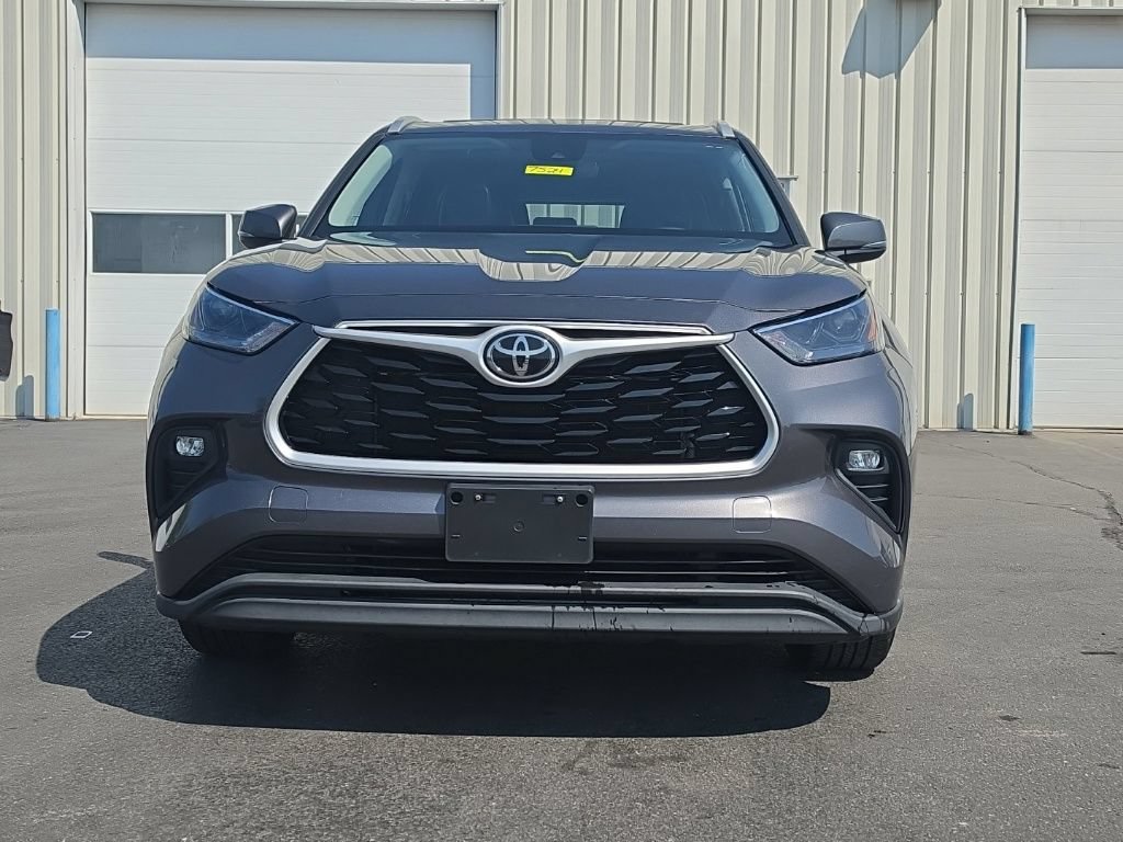 Used 2022 Toyota Highlander XLE AWD/4WD image 2
