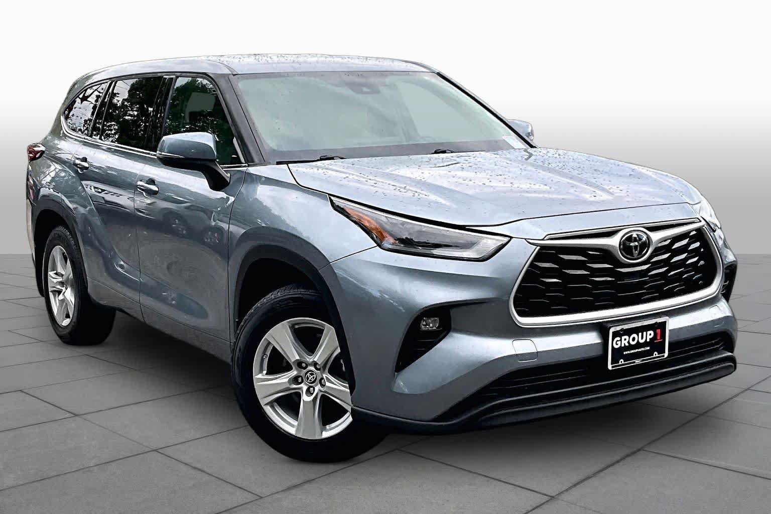 Used 2021 Toyota Highlander LE AWD/4WD image 3