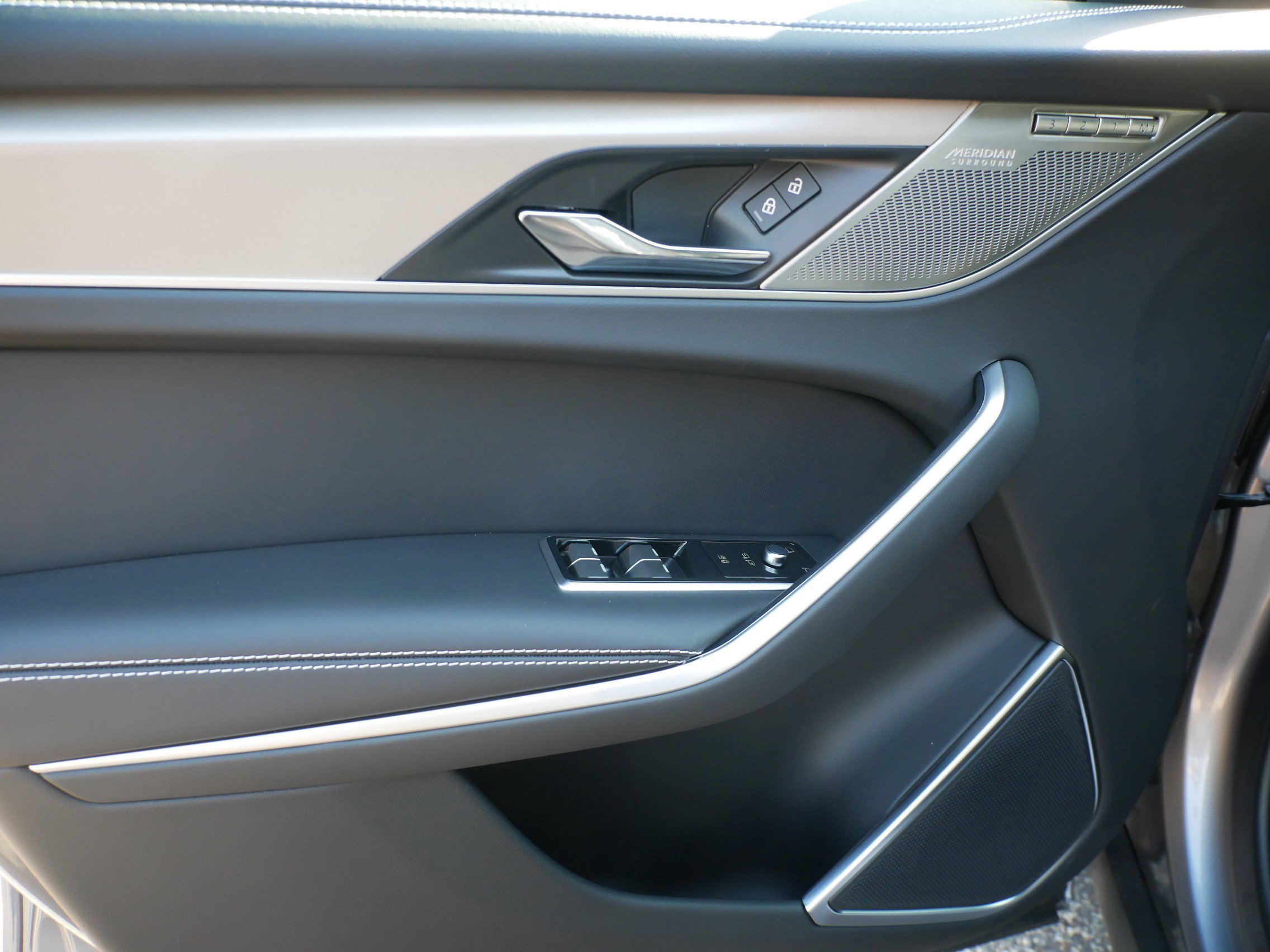 New 2026 Jaguar F-PACE R-Dynamic S image 4