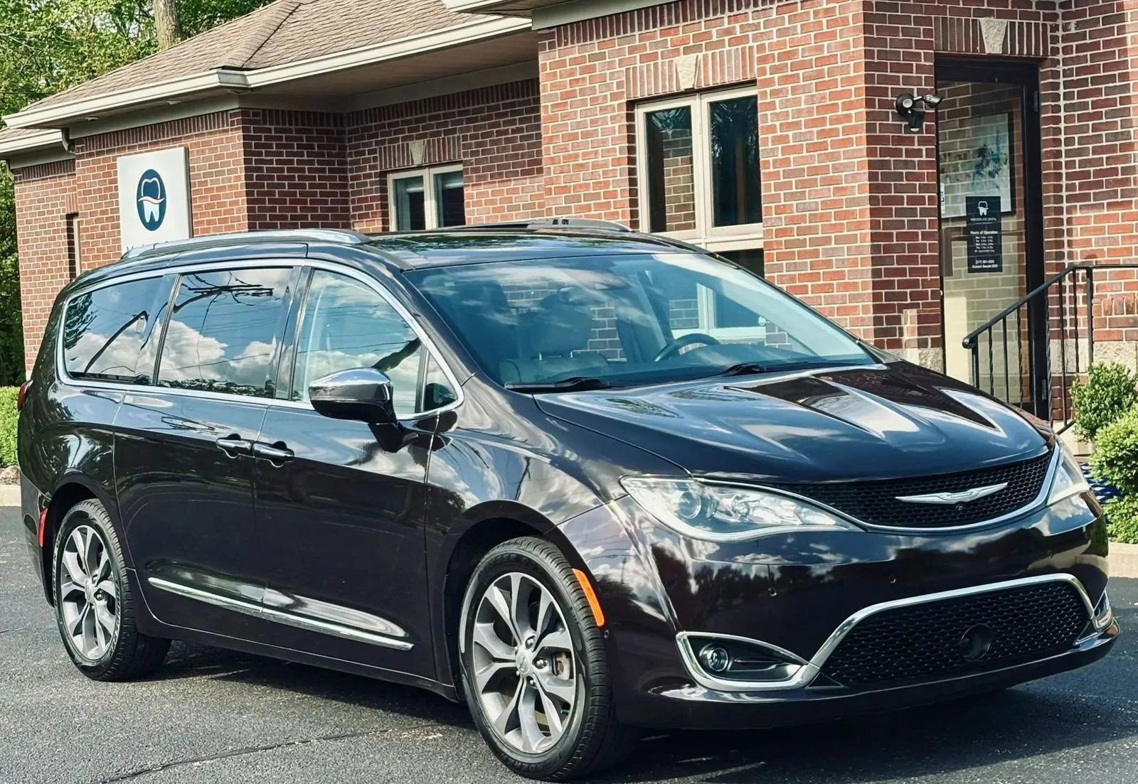 Used 2017 Chrysler Pacifica Limited FWD image 12