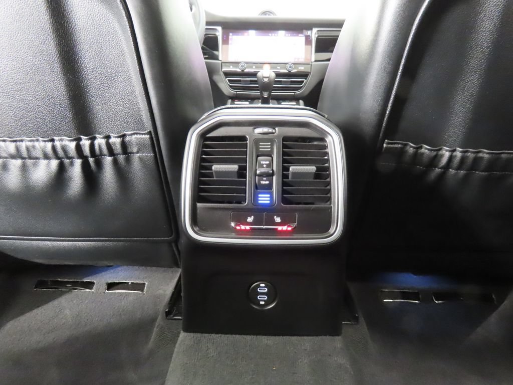 Certified 2026 Porsche Macan AWD/4WD image 32
