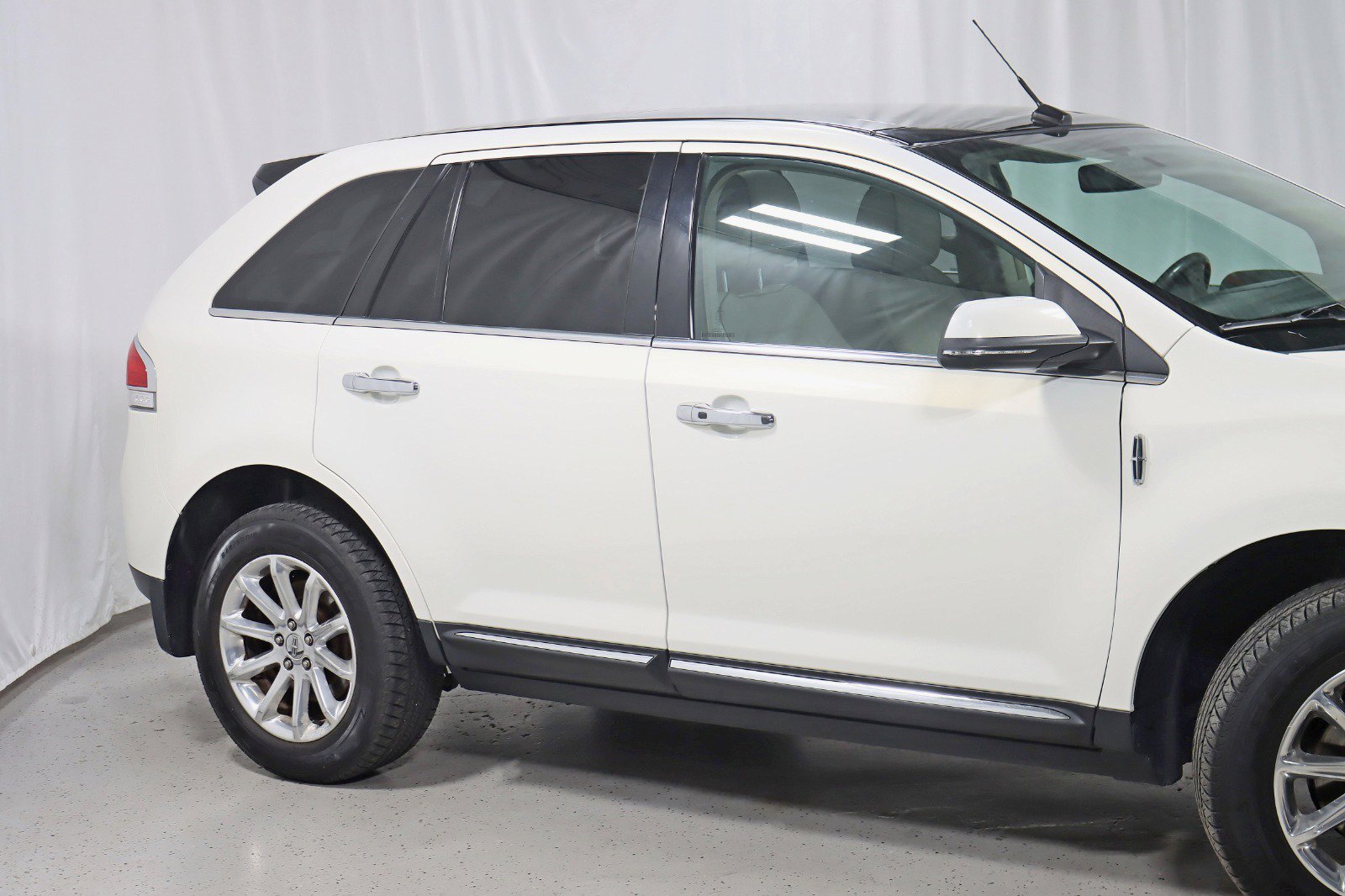 Used 2013 Lincoln MKX AWD image 3