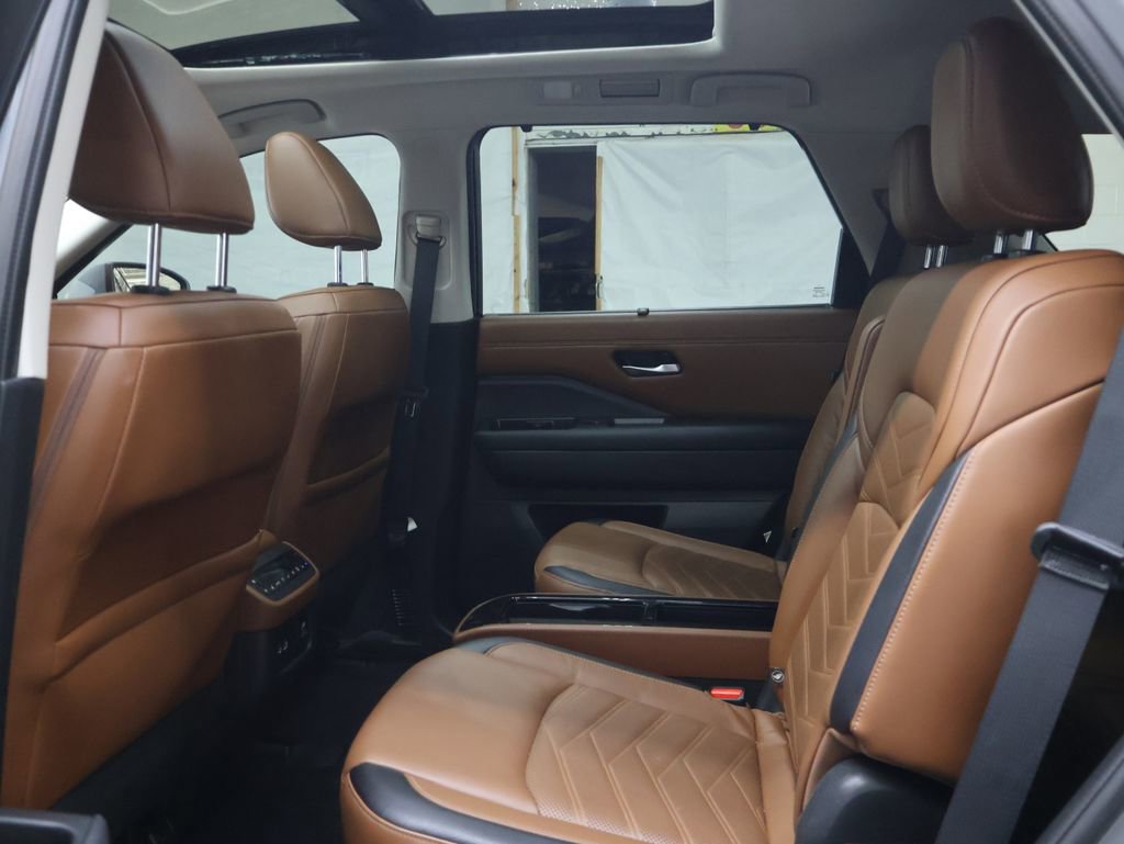 Used 2024 Nissan Pathfinder Platinum AWD/4WD image 15