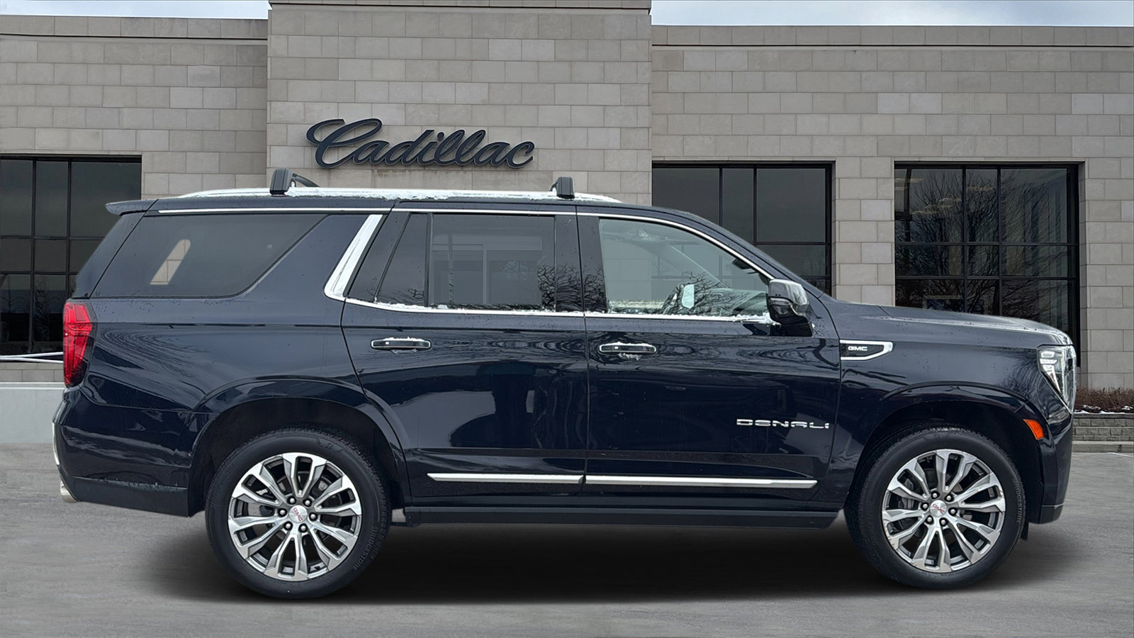 Used 2021 GMC Yukon Denali w/ Denali Premium Package image 2