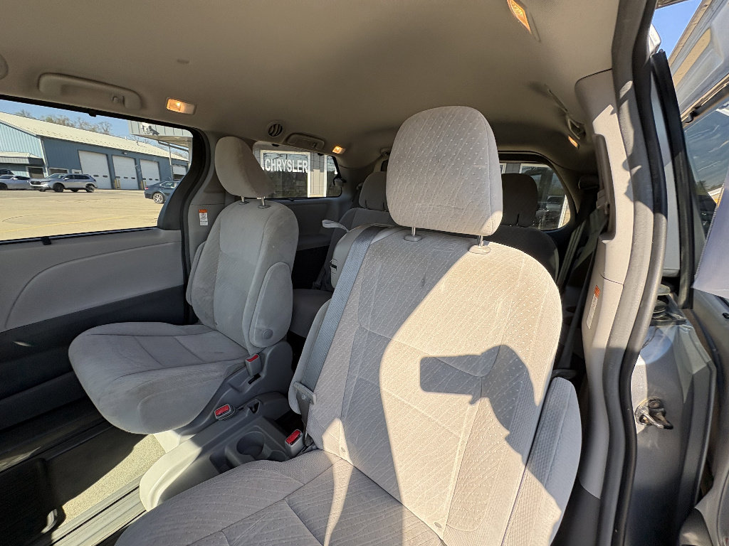 Used 2018 Toyota Sienna LE image 18