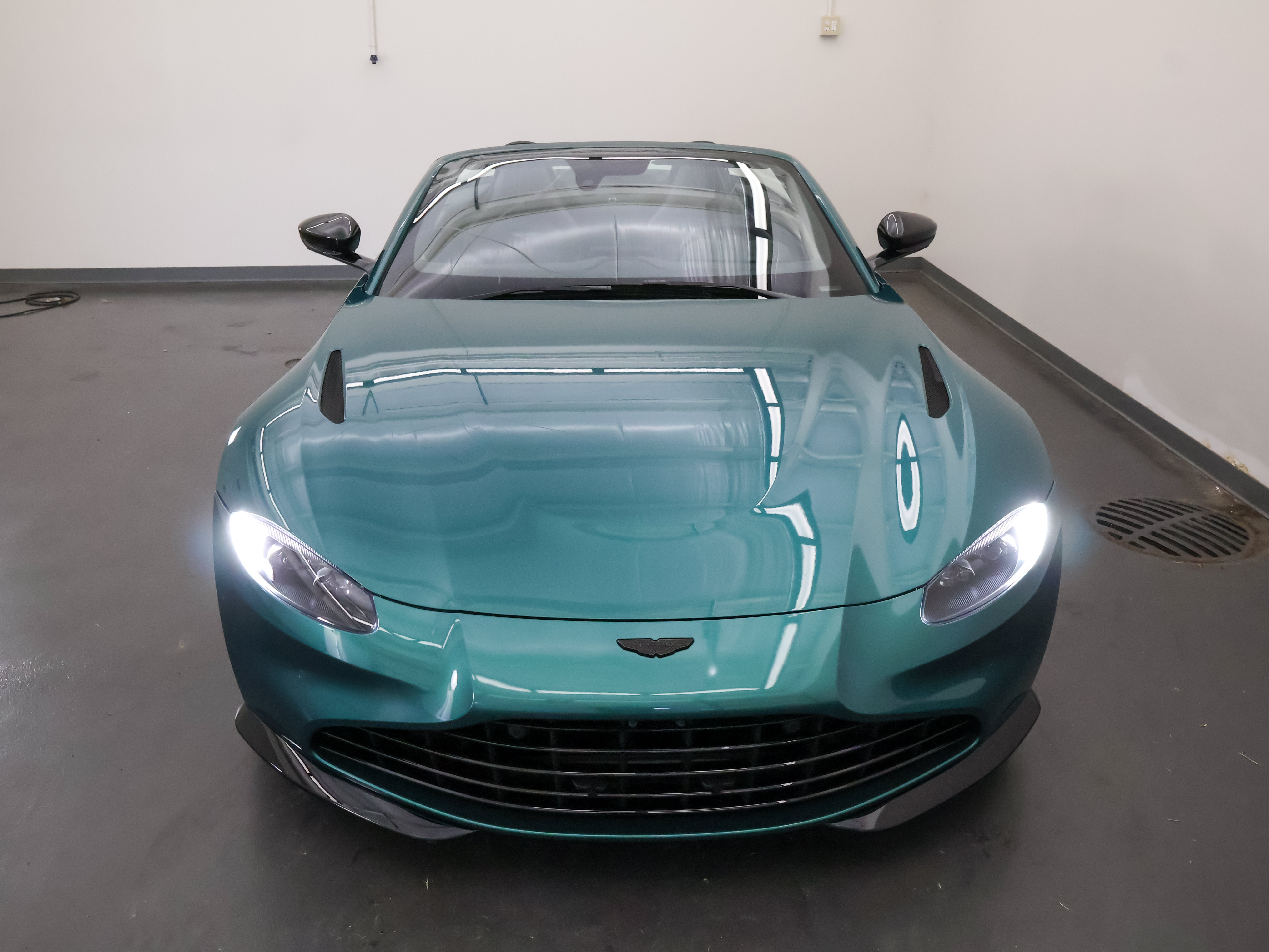 Used 2023 Aston Martin V8 Vantage Roadster RWD image 10