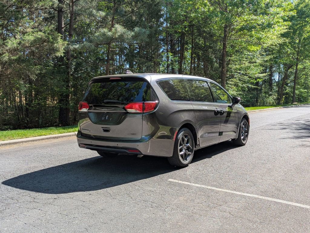 Used 2017 Chrysler Pacifica Touring-L w/ 13 Speaker Alpine Sound Group FWD image 8