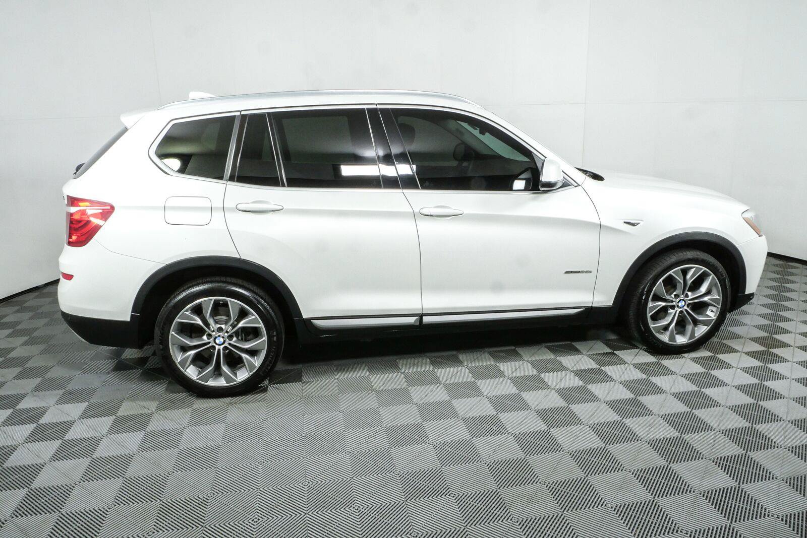 Used 2016 BMW X3 sDrive28i RWD image 2