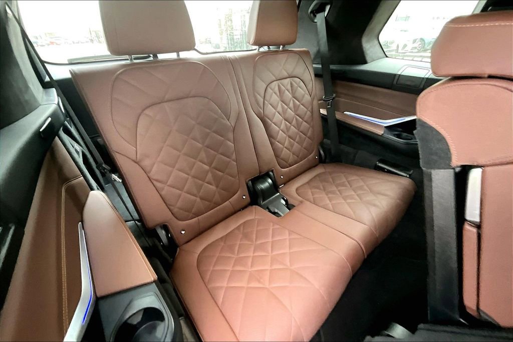 Used 2025 BMW X7 xDrive40i w/ M Sport Package image 31