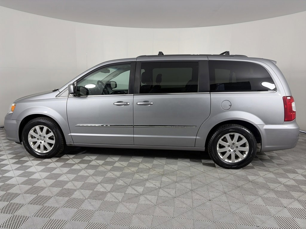 Used 2015 Chrysler Town & Country Touring image 4