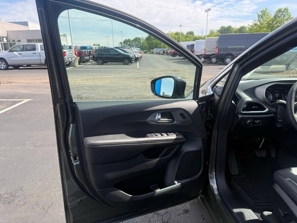 New 2027 Chrysler Pacifica Select FWD image 11