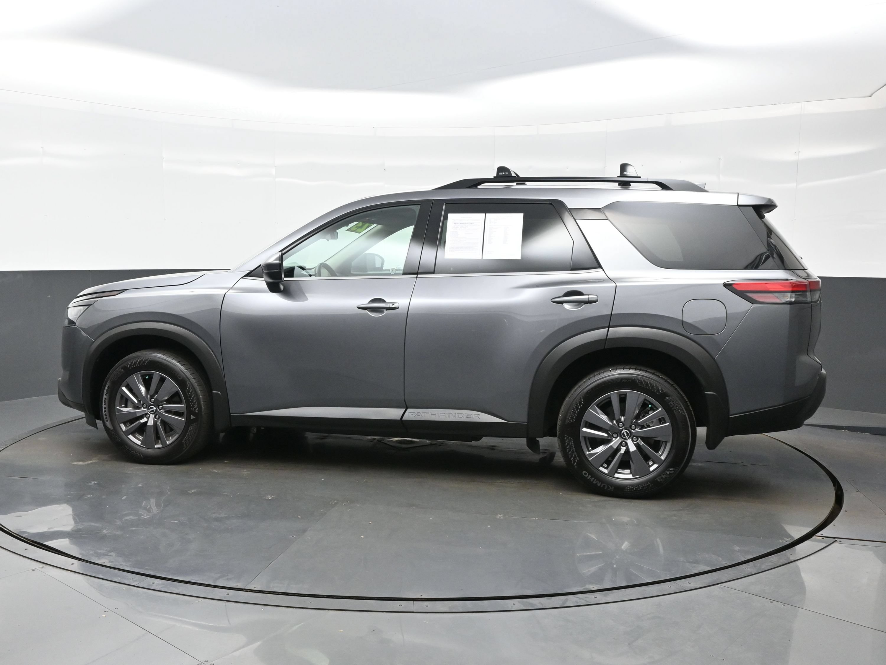 Used 2023 Nissan Pathfinder SV AWD/4WD image 3