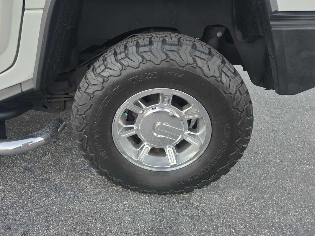 Used 2005 HUMMER H2 w/ Preferred Equipment Group image 4
