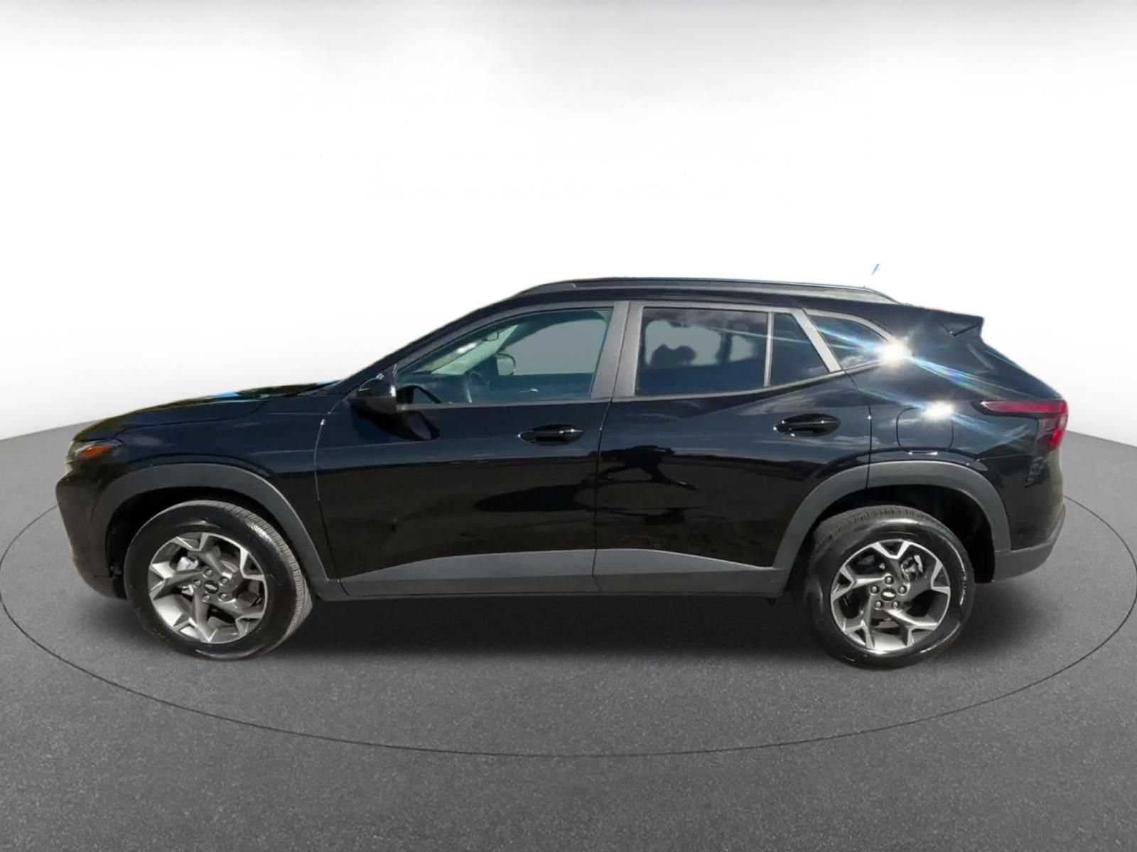 Used 2025 Chevrolet Trax LT w/ LT Convenience Package FWD image 8