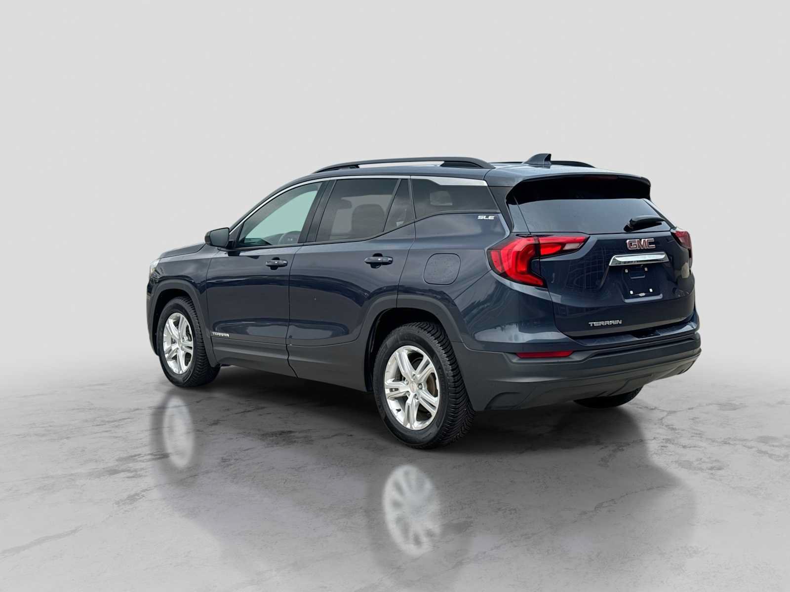Used 2019 GMC Terrain SLE w/ Driver Convenience Package FWD image 4