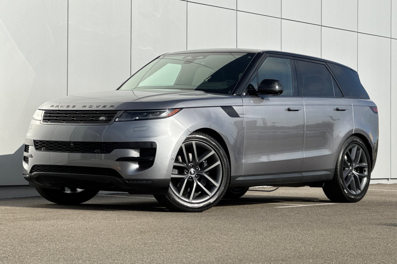 Used 2024 Land Rover Range Rover Sport SE AWD/4WD image 1