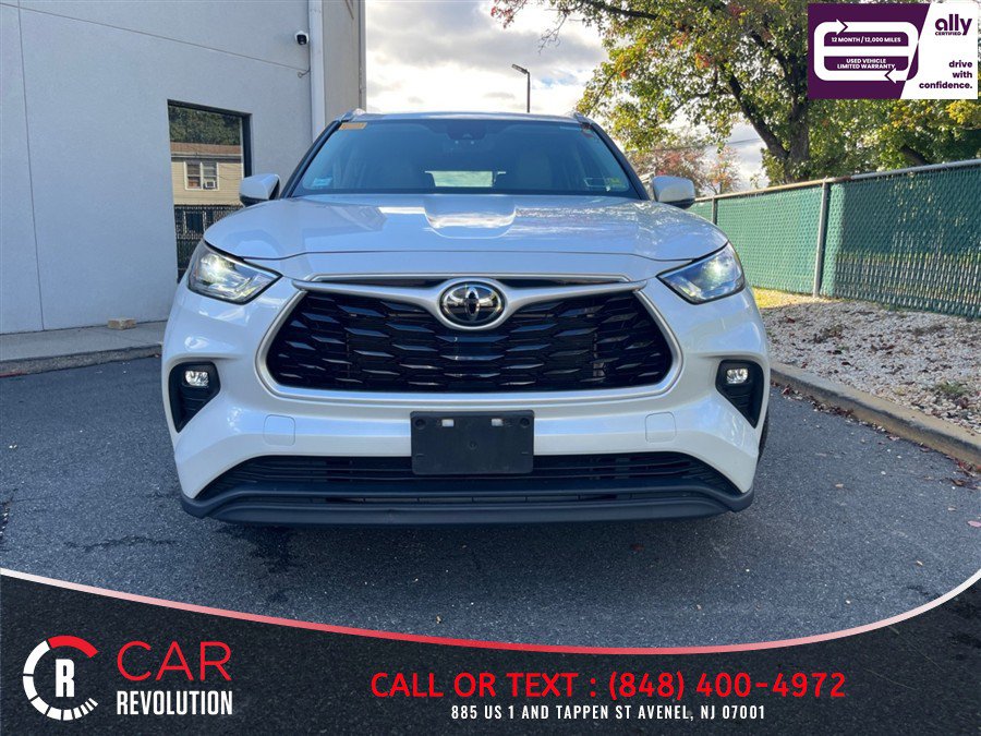 Used 2022 Toyota Highlander XLE AWD/4WD image 3