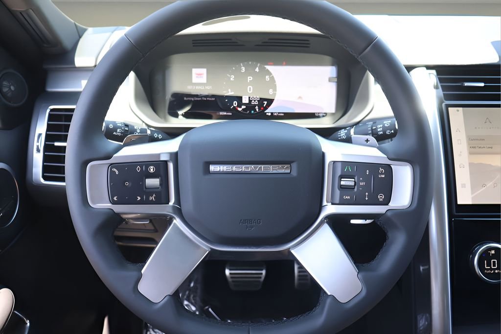 Used 2025 Land Rover Discovery Dynamic SE AWD/4WD image 18