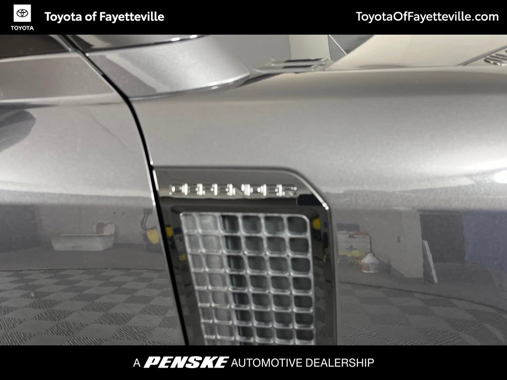 Used 2025 Land Rover Defender 130 X-Dynamic SE AWD/4WD image 8