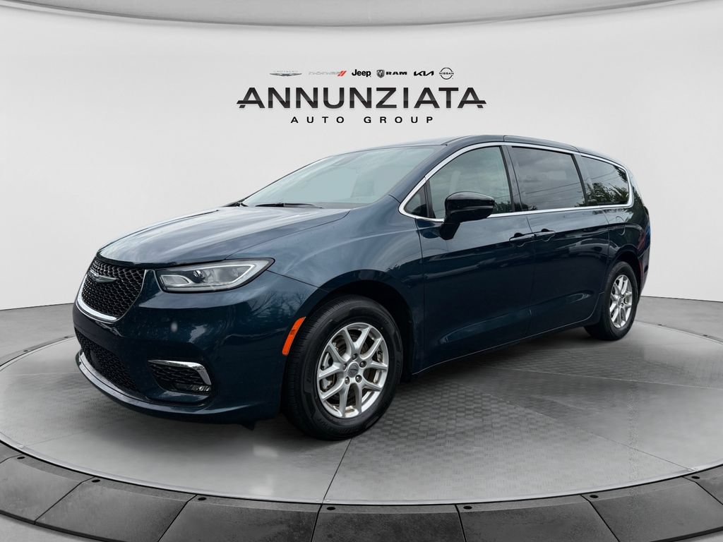 Used 2025 Chrysler Pacifica Select FWD image 1