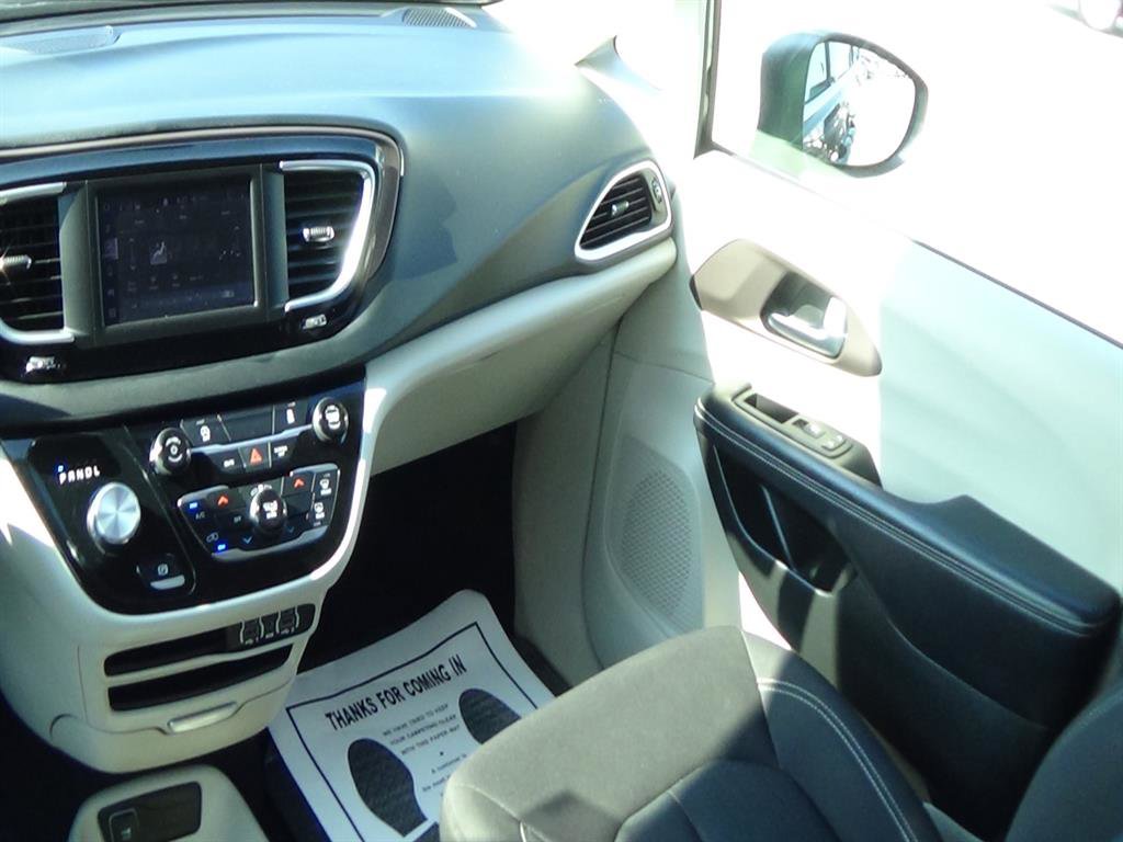 Used 2022 Chrysler Voyager LX image 15
