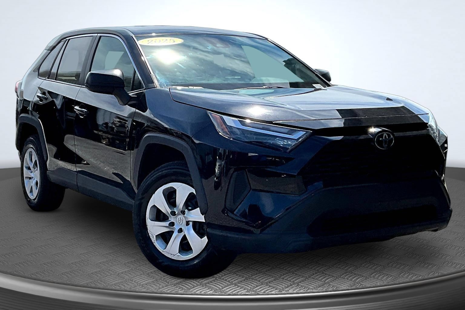 Used 2023 Toyota RAV4 LE AWD/4WD image 2