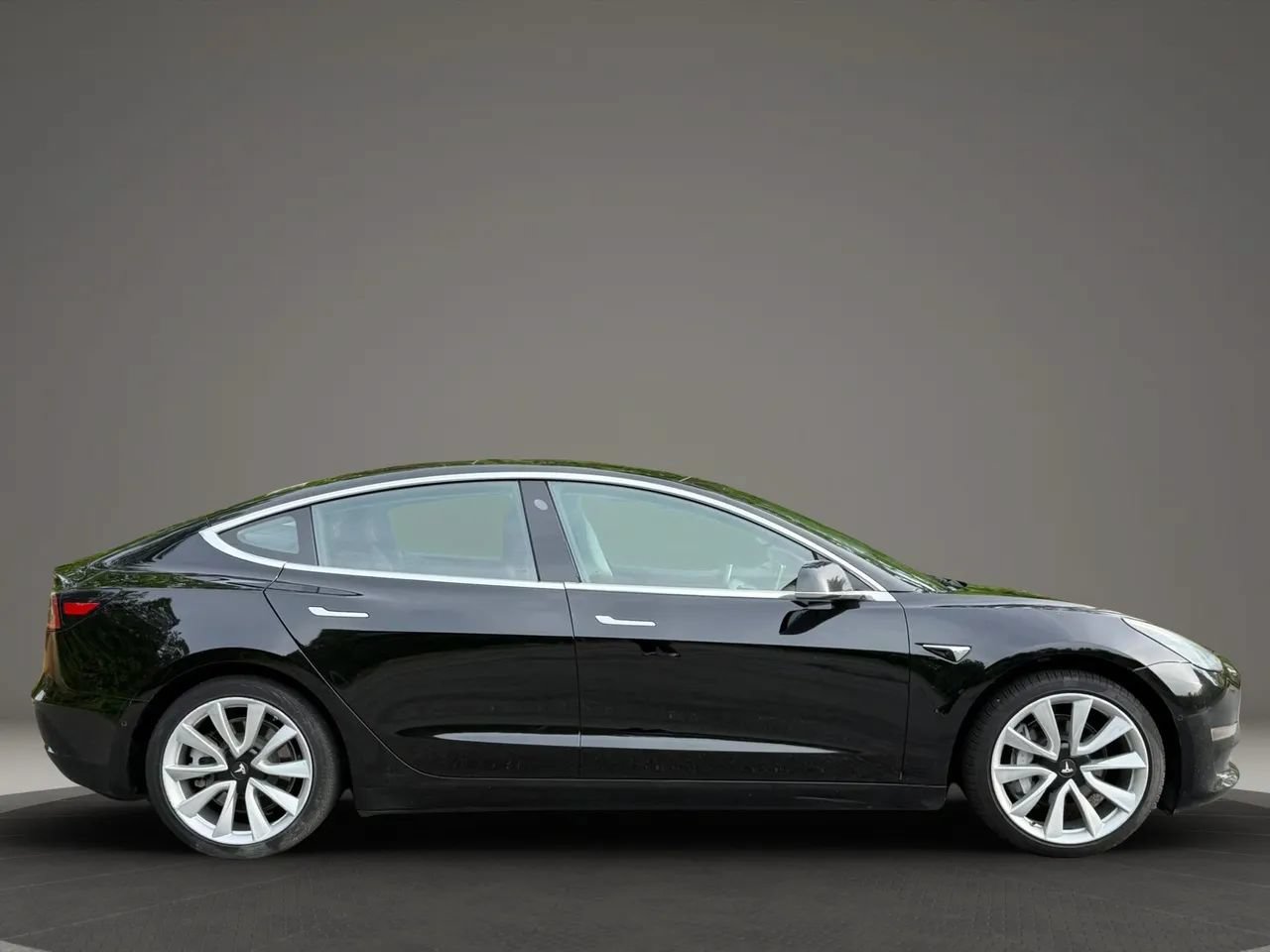 Used 2018 Tesla Model 3 Mid Range RWD image 10