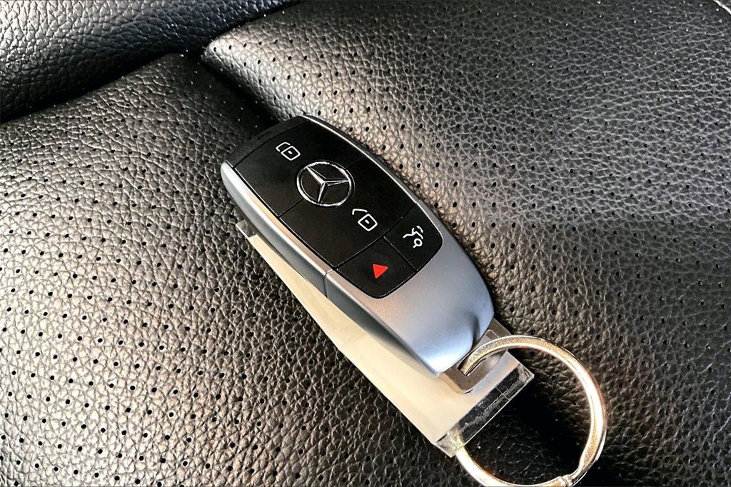 Used 2021 Mercedes-Benz GLC 300 4MATIC image 10