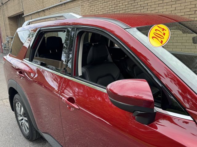 Used 2024 Nissan Pathfinder SL AWD/4WD image 5