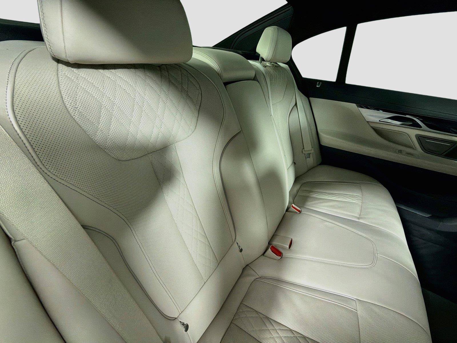 Used 2019 BMW 750i w/ M Sport Package RWD image 27
