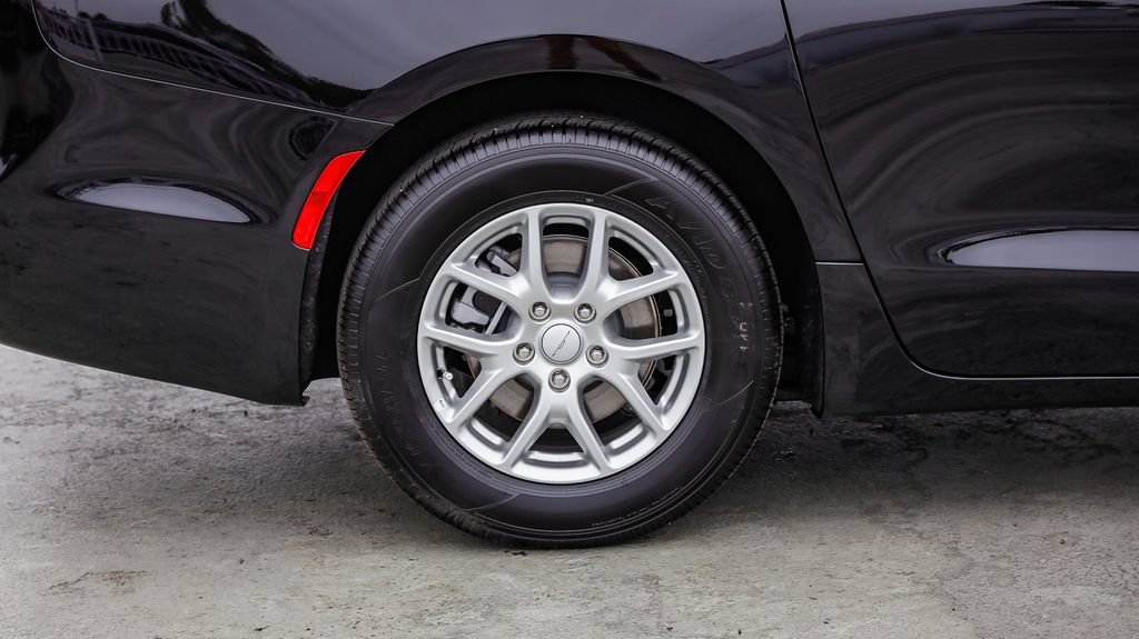 New 2027 Chrysler Pacifica Select FWD image 12