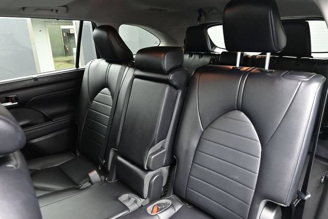 Used 2023 Toyota Highlander XLE AWD/4WD image 16