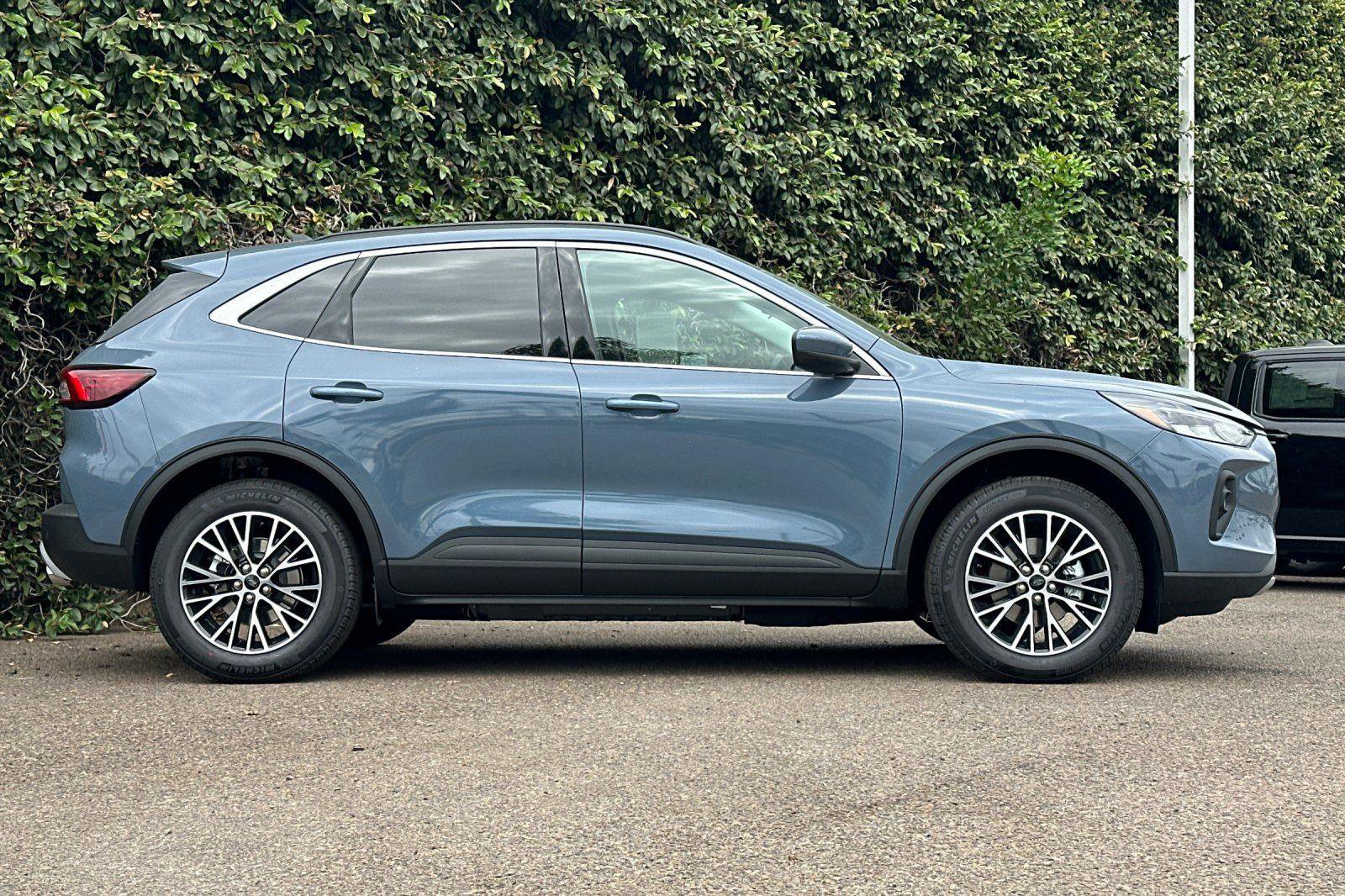 New 2025 Ford Escape SE image 3