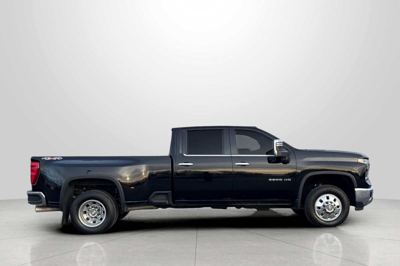 Used 2025 Chevrolet Silverado 3500 LTZ w/ LTZ Plus Package image 3
