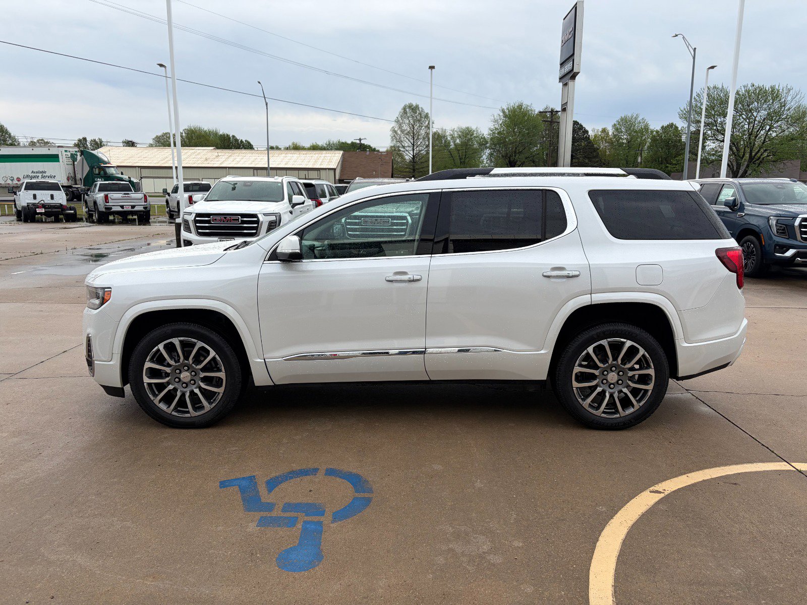 Certified 2021 GMC Acadia Denali w/ Denali Technology Package AWD/4WD image 3