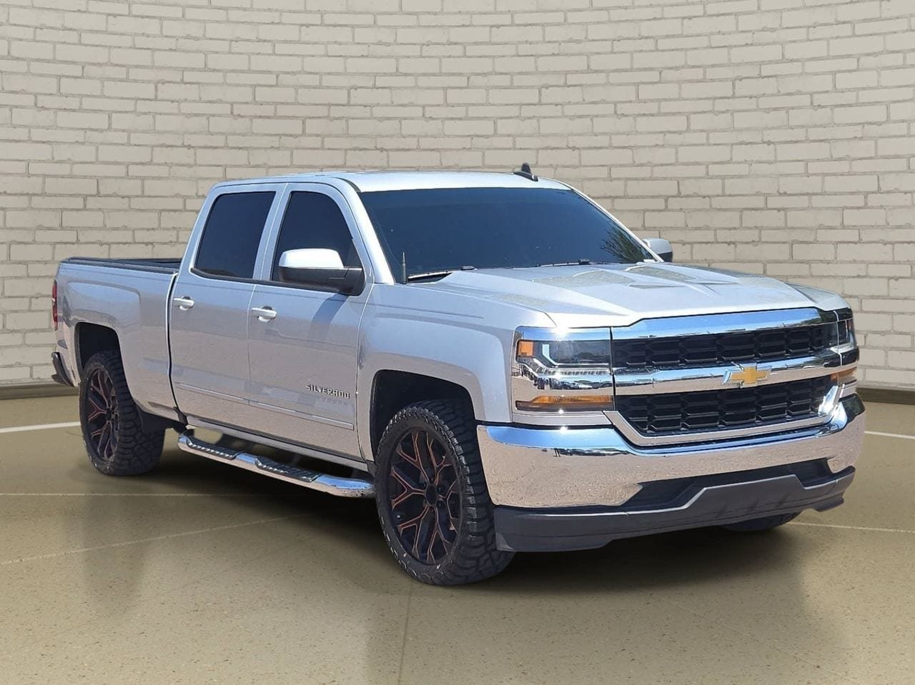 Used 2018 Chevrolet Silverado 1500 LT w/ Trailering Package RWD image 3