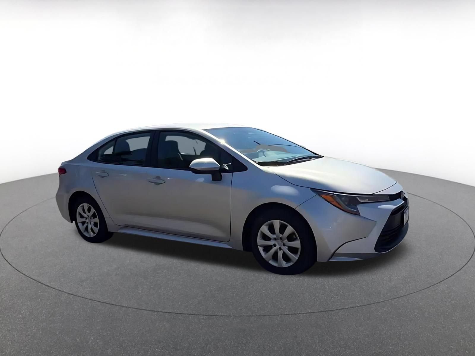 Used 2025 Toyota Corolla LE FWD image 2